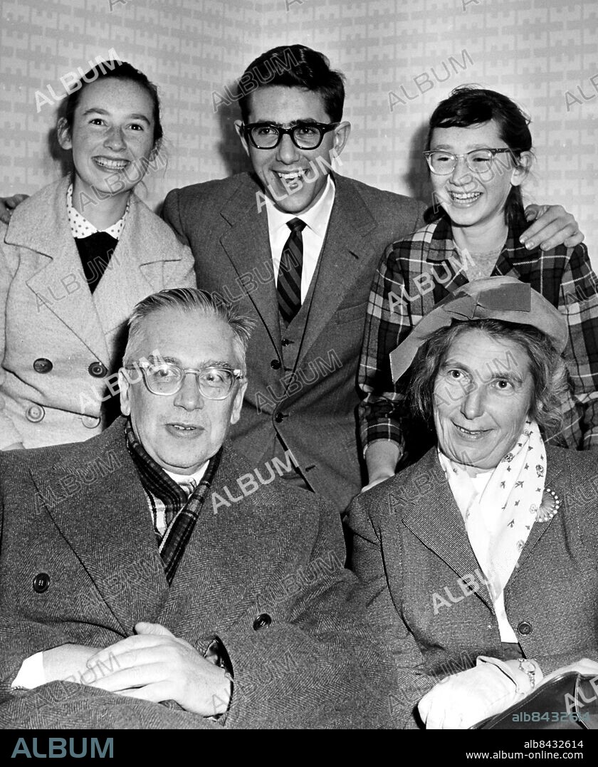 Orig. bildtext... Den andre nobelpristagaren i fysik, professor Emilio Segrè, kom på måndagskvällen med sin familj till Bromma. -Här ses professor Segrè med fru Elfride och bakom barnen, fr.v: Amelia, 17, Claudio 22, och Fausta 14. Anm. Nobelpriset i fysik 1959. persons: Elfride Segrè ;Emilio Segrè sites: ITALIEN* ;STOCKHOLM ;SVERIGE ;USA*.
