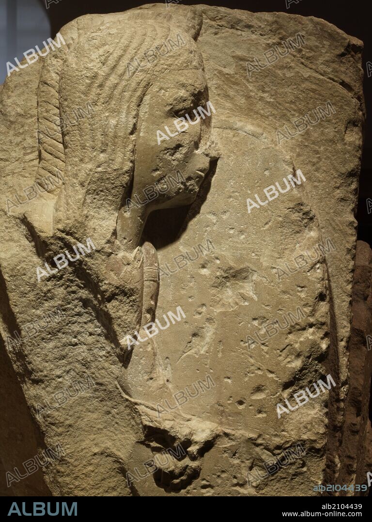 ESCULTURAS PERTENECIENTES AL FRISO DE OSUNA: GUERRERO CON ESCUDO. IBERICO.(DEPOSITO: MUSEO ARQUEOLOGICO NACIONAL).