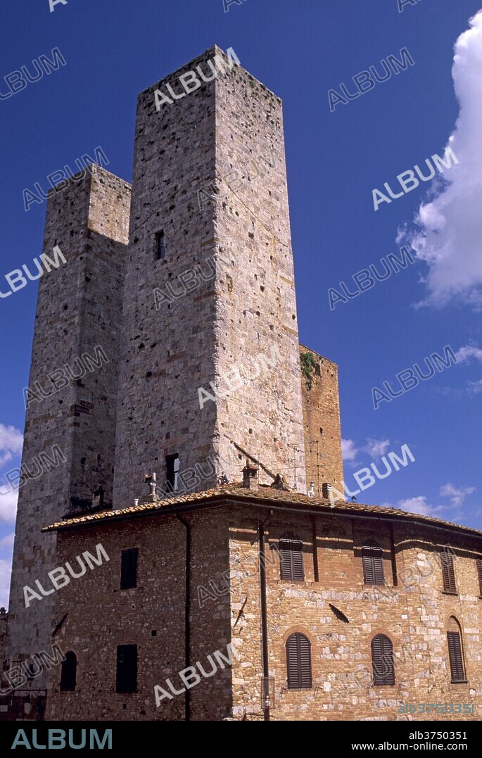 Twin towers of the Salvucci family, San Gimignano delle belle Torri, a medieval town and UNESCO World Heritage Site, Tuscany, Italy, Europe.