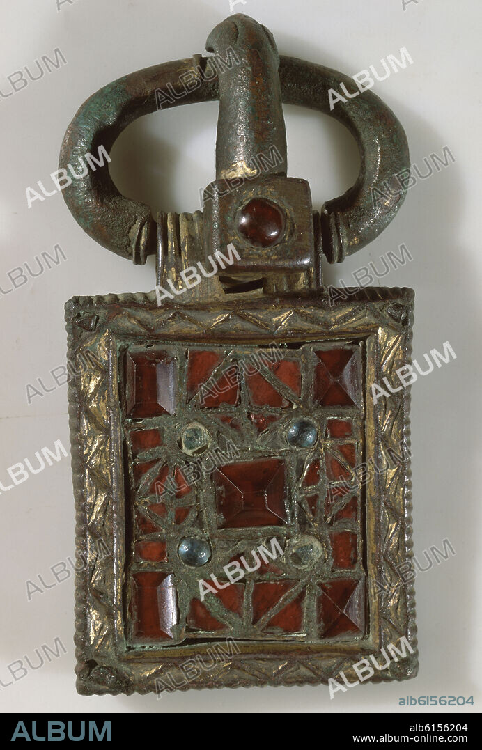 BROCHE DE CINTURON CON GRANATES INCRUSTADOS PERTENECE A LA NECROPOLIS DE CARPIO DE TAJO - TOLEDO - SIGLO VI - ARTE VISIGODO.
