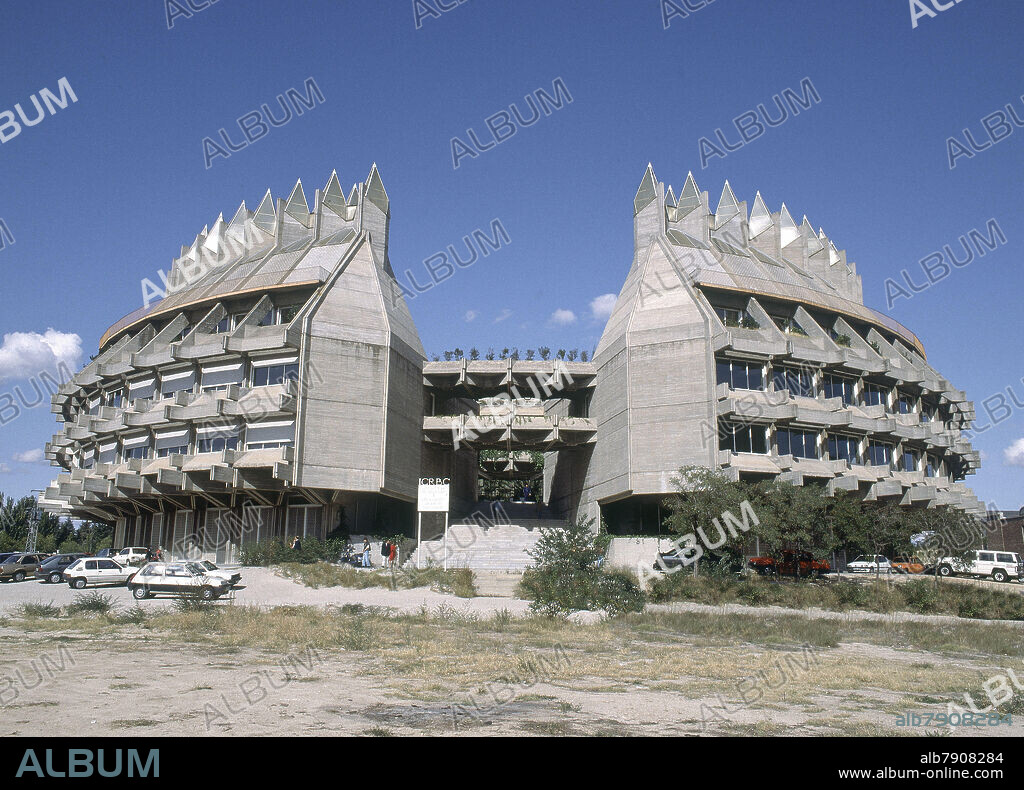 HIGUERAS FERNANDO / MIRO ANTONIO. EXTERIOR - EDIFICIO TAMBIEN CONOCIDO COMO LA CORONA DE ESPINAS - 1968.