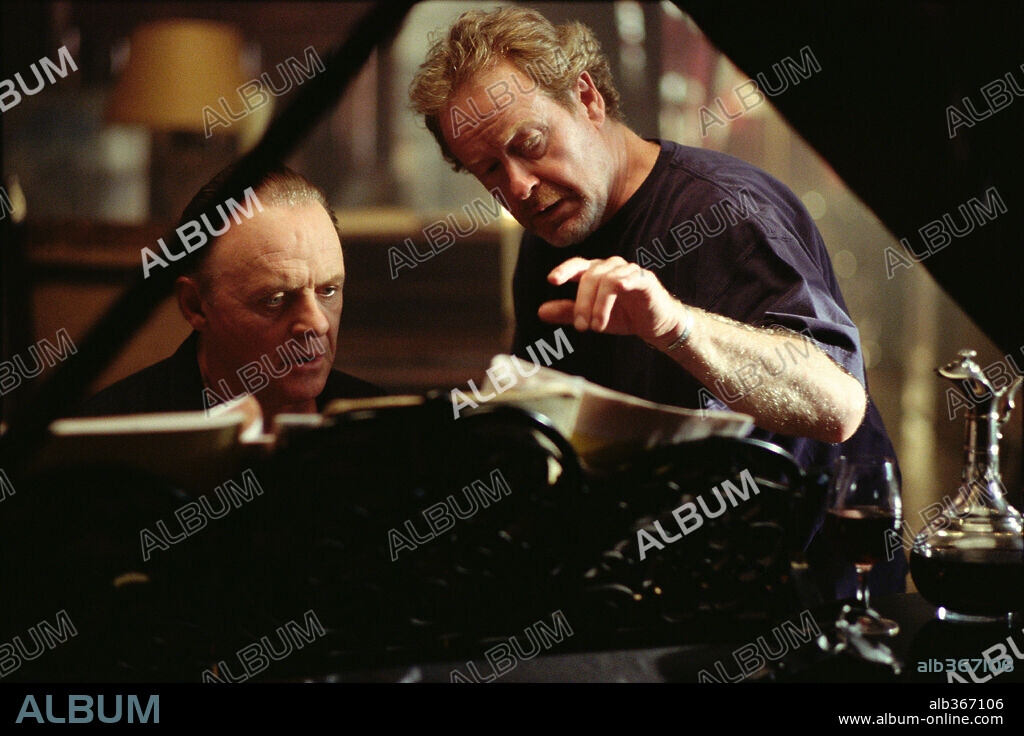 ANTHONY HOPKINS et RIDLEY SCOTT dans HANNIBAL, 2001, réalisé par RIDLEY SCOTT. Copyright UNIVERSAL / BRAY, PHIL.