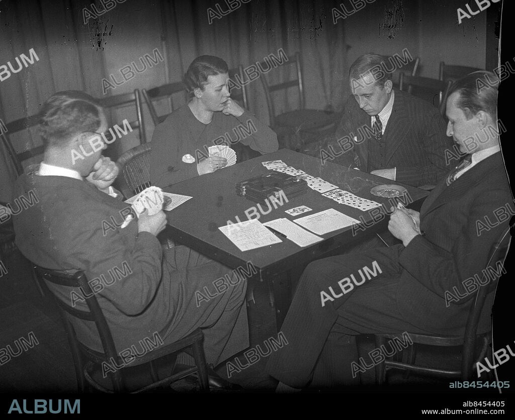 Göteborg - 1937-03-01 - Kortspelare - kortspel - kortlek - Bridge - fr v Tom Wennberg - löjtnant S. Sundin - fru Anna Lisa Wennberg och löjtnant Y. Olsson - *** Local Caption *** GT Låda 1937-mars-02. KAMERAREPORTAGE.