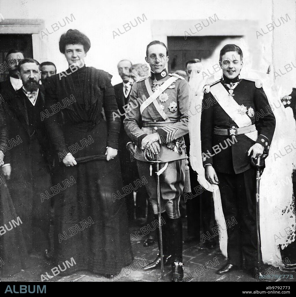 1909. King D. Alfonso XIII, in the center, with King D. Manuel II of Portugal and the Queen Mother, Dª Amelia de Orleans.