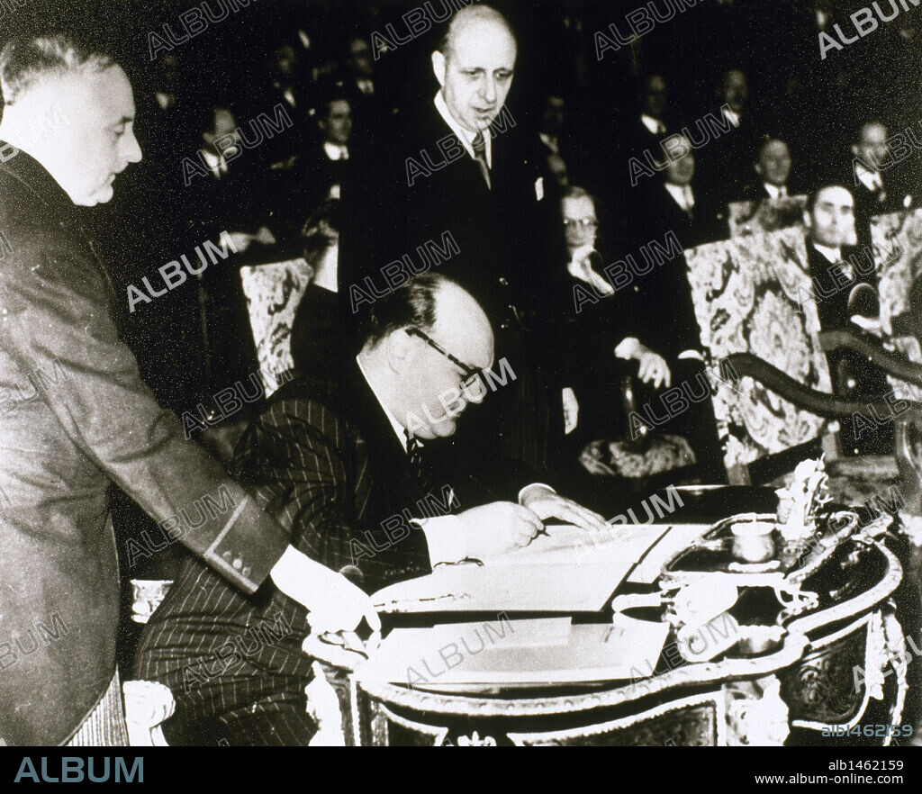 TRATADO DE BRUSELAS (17 de marzo de 1948). Alianza defensiva firmada por los ministros de Asuntos Exteriores de Bélgica, Francia, Luxemburgo, Holanda y Gran Bretaña. "EL REPRESENTANTE BELGA MR. SPAAK FIRMANDO".