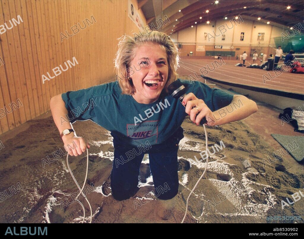 GÖTEBORG 1992-12-16.. Erica Johansson - friidrottare med längdhopp som specialitet. Hennes personliga och tillika svenska rekord lyder på 6,99 från år 2000. Här spexar hon i en sandgrop. *** Local Caption *** GP Foto: Peter Claesson / Kamerareportage / TT / Kod: 2524.