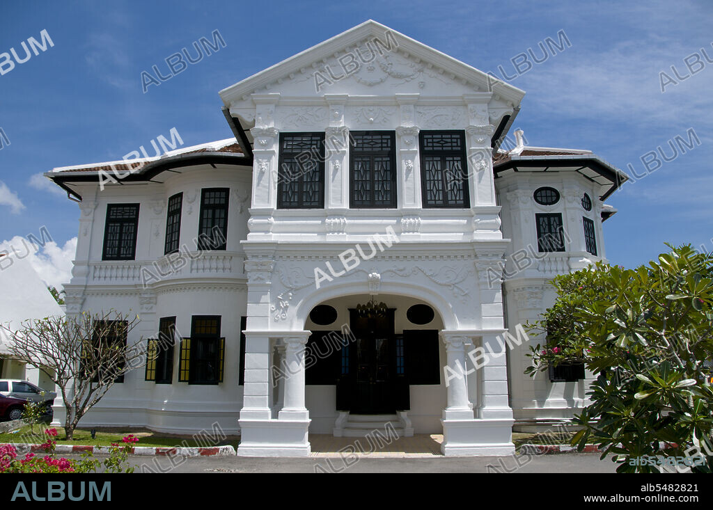 The traditional architecture of Phuket Town is distinctively Sino-Thai and Sino-Portuguese. Having been influenced by migrant Chinese settlers from southern China, it shares a great deal with neighboring Straits Chinese settlements architecture in both the Malaysian cities of Penang and Melaka, and with Singapore.