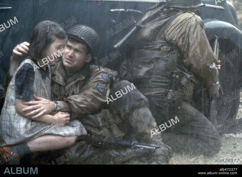 ANNA MAGUIRE and JEREMY DAVIES in SAVING PRIVATE RYAN, 1998, directed by STEVEN SPIELBERG. Copyright DREAMWORKS / JAMES, DAVID.