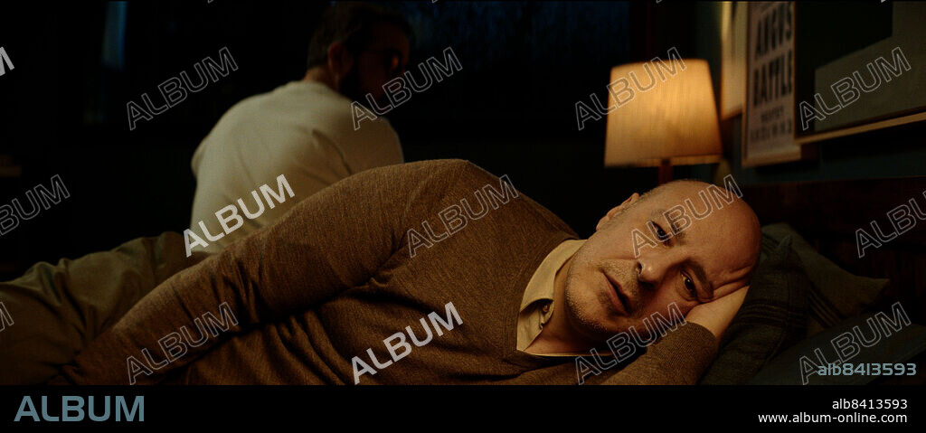 ROBERTO ALAMO en HISTORIAS PARA NO DORMIR, 2021, dirigida por ALICE WADDINGTON, JAUME BALAGUERO, NACHO VIGALONDO y SALVADOR CALVO. Copyright Prointel / Isla Audiovisual. Temporada 2 - La alarma.
