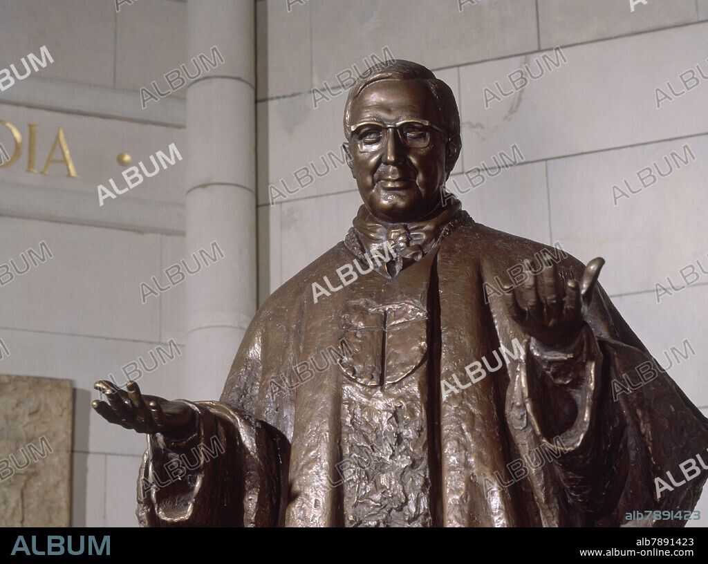ESTATUA DEL BEATO JOSE MARIA ESCRIVA DE BALAGUER EN LA CAPILLA QUE LLEVA SU NOMBRE.