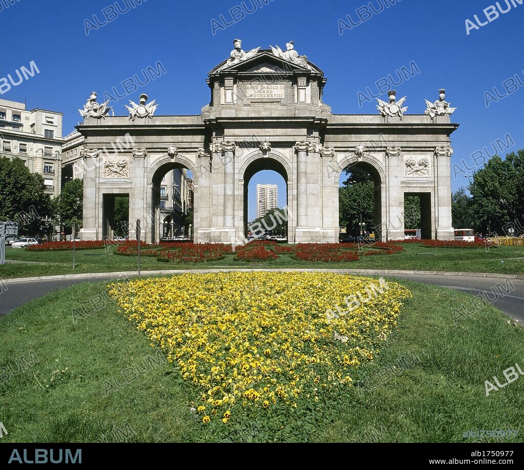 ARTE S. XVIII. ESPAÑA. SABATINI, Francesco (Palermo, 1722-Madrid, 1797). Arquitecto italiano. PUERTA DE ALCALA. Obra del año 1764, de estilo neoclásico y proyectada como parte de la ordenación urbanística de Madrid promovida por el monarca Carlos III. MADRID.