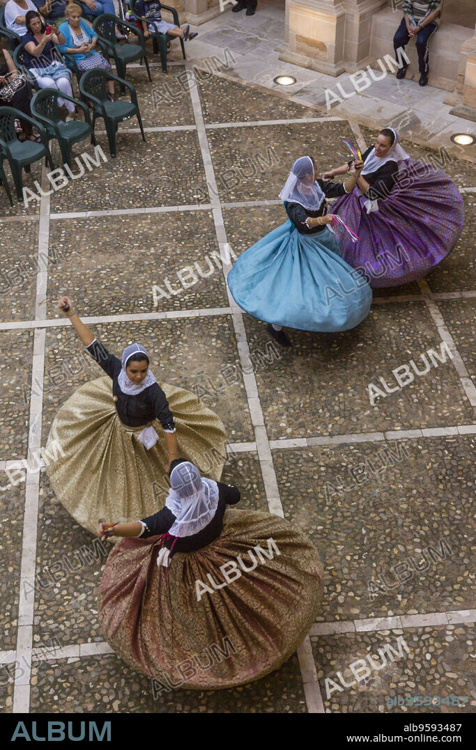 baile de boleros tradicionales mallorquines, claustro de Sant Bonaventura, Llucmajor, islas baleares, Spain.