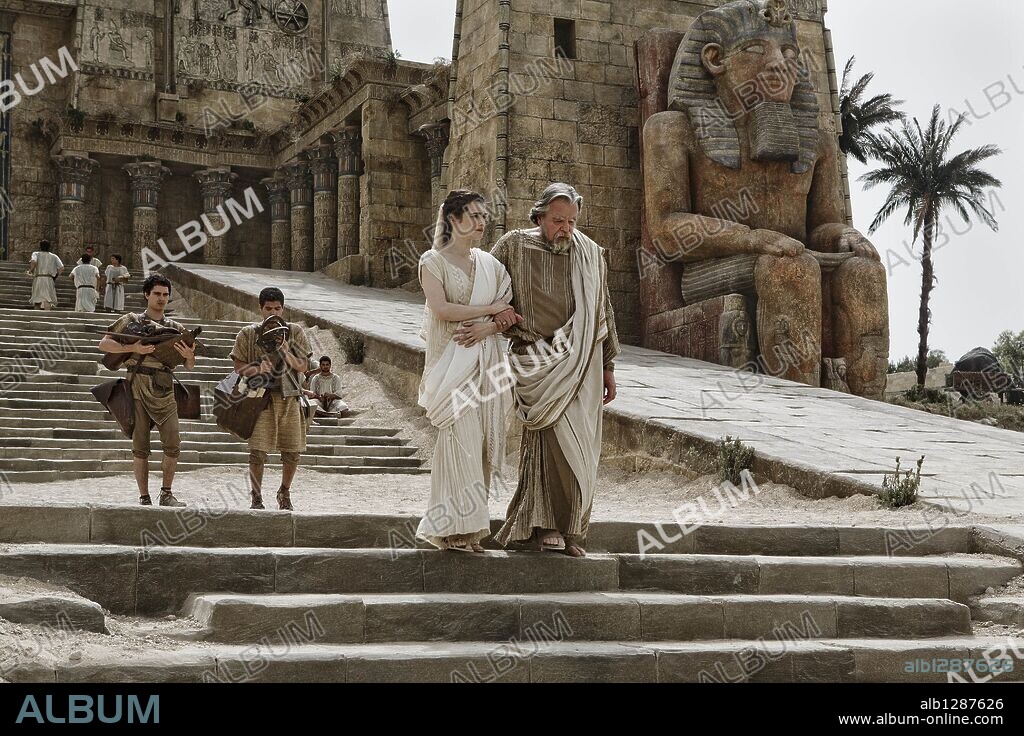 MICHAEL LONSDALE and RACHEL WEISZ in AGORA, 2009, directed by ALEJANDRO AMENABAR. Copyright CANAL+ ESPAÑA/ CINEBISS/HIMENOPTERO/MOD PRODUCCIONES.