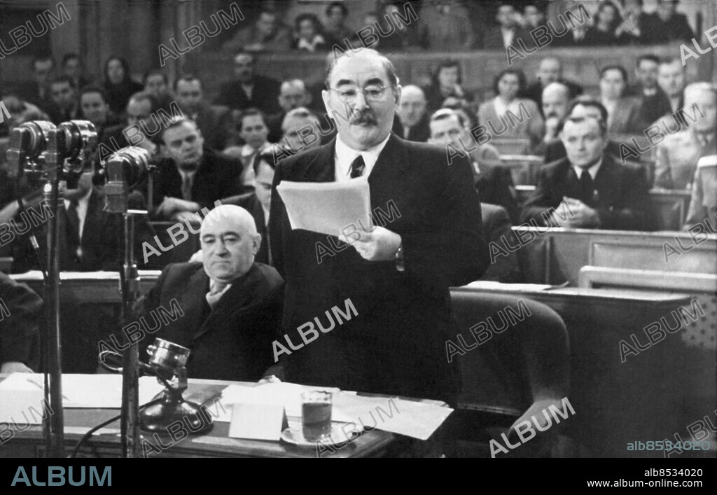 Orig. bildtext... UNGERSKA PARLAMENTET öppnade nyligen sin arbetssession för våren och här ses ministerrådets president, Imre Nagy, inledningstala vid parlamentets öppnande i Budapest. Orig. bildtext... THE SESSION OF THE HUNGARIAN PARLIAMENT BEGAN JANUARY 21 1954. Imre Nagy, President of the Council of Ministers, delivering his speech on the second day of the parliament session. Anm. Nagy, Imre, 1896-1958, ungersk politiker, regeringschef under Ungernrevolten, avrättad 1958, politiskt rehabiliterad i slutet av 1980-talet Talare Mustascher CD365 persons: IMRE NAGY sites: BUDAPEST;UNGERN.