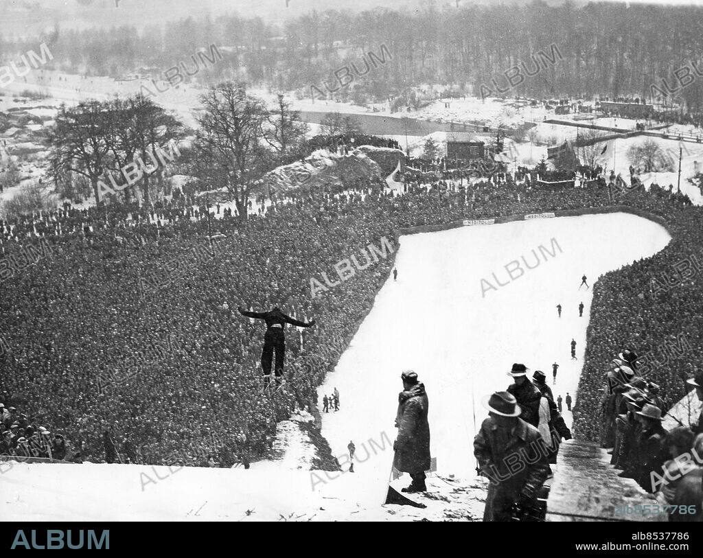 STOCKHOLM 1951-01-28.. SM i backhoppning går i Stockholm och i Djurgårdens nyrestaurerade backe vid Hammarby blev outsidern Bror Östman, Friska Viljor, ny svensk mästare. Runt backen har mer än 30 000 människor samlats i det blåsiga och snöiga vädret.. Foto: AB Text & Bilder / SVT / Kod: 5600. Mapp: Skidbacken Fiskartorpet m.m. I:36a. Backhoppning . Djurgårdens IF (DIF) ägde och drev Hammarby hoppbacke fram till 1954.