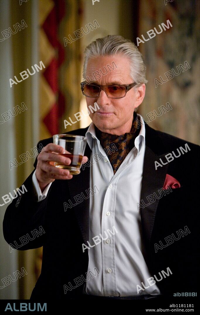 MICHAEL DOUGLAS en LOS FANTASMAS DE MIS EX NOVIAS, 2009 (GHOSTS OF GIRLFRIENDS PAST), dirigida por MARK WATERS. Copyright NEW LINE CINEMA.
