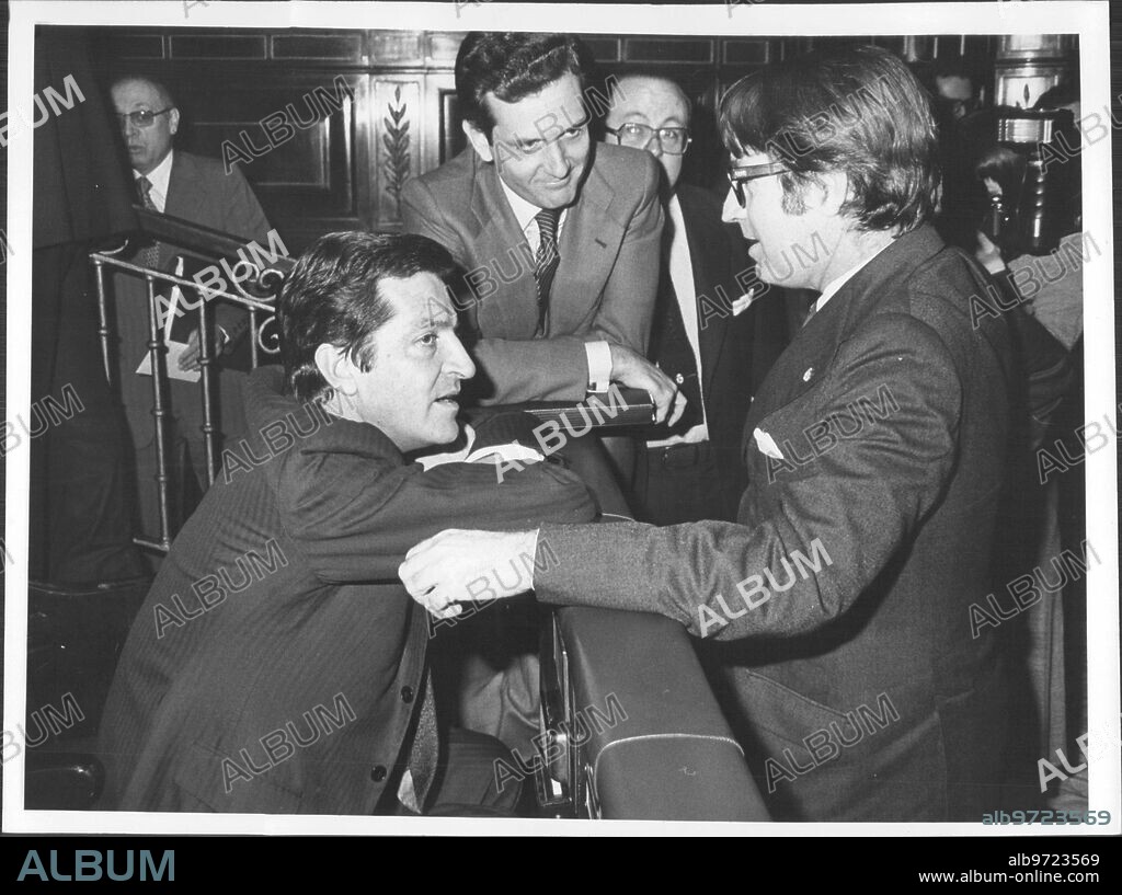 13 marzo 1978. Adolfo Suárez, Joaquin Garrigues Walker y Rafael Arias Salgado Conversan en el congreso de los Diputados.