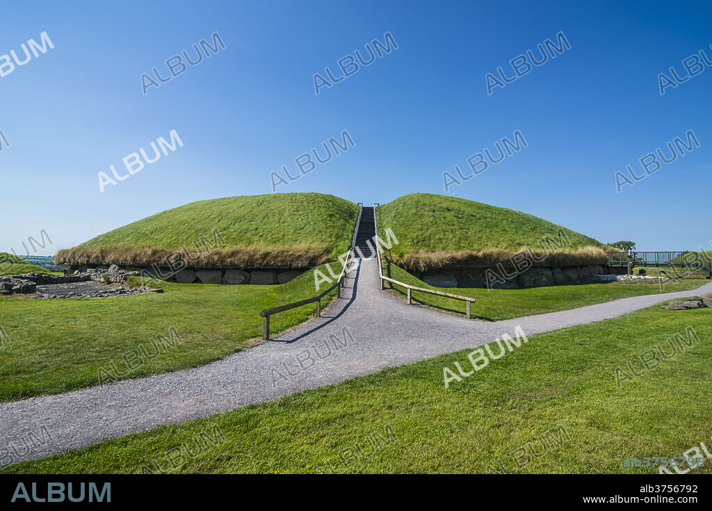 Knowth, Neolithic passage grave, UNESCO World Heritage Site, prehistoric Bru na Boinne, Valley of the River Boyne, County Meath, Leinster, Republic of Ireland, Europe.