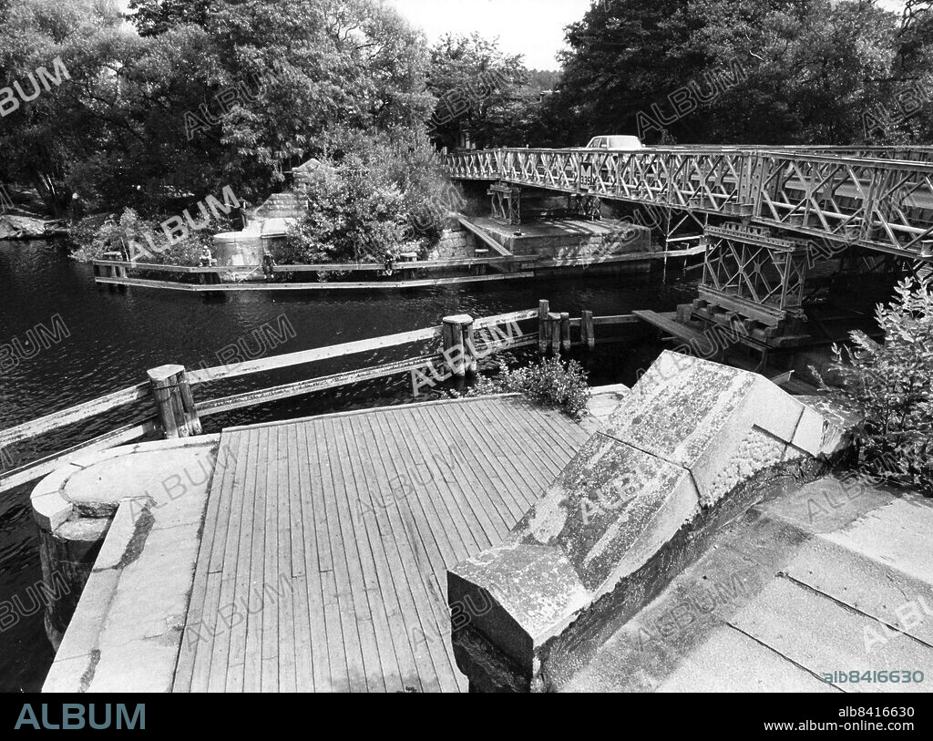 Stockholm 1982-08-19. Dessa stenfundament intill den provisoriska bilbron meilan Fittjanäset och Botkyrkastranden vill länsantikvarien bevara som minnesmärke av f d riksvägens bro vid Albysjön. För närvarande inventerar länsantikvarien de ca 700 broarna i länet som byggts före 1945. Man önskar bl a bedöma deras kulturhistoriska värde.. Foto: Rolf Söderberg / DN / TT / Kod: 63. ** SvD OUT **.