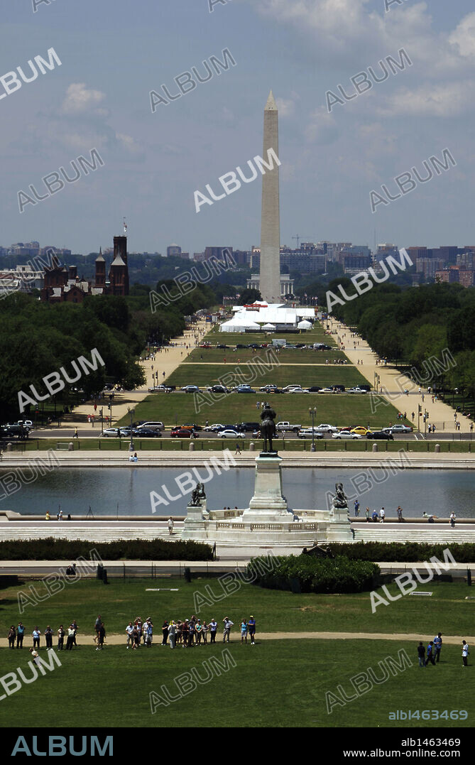 ESTADOS UNIDOS. WASHINGTON D. C. Vista del NATIONAL MALL con el MONUMENTO A WASHINGTON, OBELISCO de 185 m., realizado en mármol blanco y erigido en honor al primer presidente del país, George Washington (1732-1799), al fondo. Distrito de Columbia.