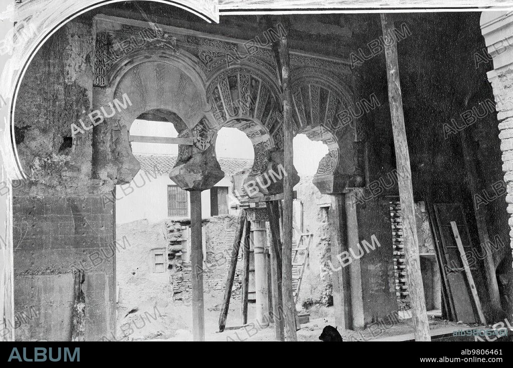 Mayo 1935. Alcazaba de Málaga. Traza de los Arcos. Foto: Aguilera.-Arcos Descubiertos en la alcazaba Malagueña, Cuyas Obras Visitará el jalifa durante su estancia en la Ciudad, con motivo de los Festejos. Foto: Aguilera.-la alcazaba Es uno de los Edificios más Significati-
vos de Málaga. Es una edificación de época Islámica Le-
Vantada sobre una Pequeña colina en el extremo oriental
de la Ciudad.
Según las Fuentes Árabes Fue Construida por Badis,
Rey Ziri de Granada, entre 1057 y 1063, aunque Es posible
que en ese mismo lugar se Alzara una edificación Anterior.
La obra se Realizó con Sillares de Caliza Nummulítica,
Extraídos de Canteras Próximas al Mar. Esa piedra Fosilífera,
de fácil descomposición por la Humedad, Obligó A Importan-
Tes Reparaciones ya A Fines del siglo Xiii o Principios del Xiv.