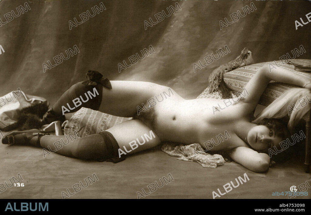 Femme nue allongee. Photographie erotique anonyme vers 1900. Credit : Collection IM/KHARBINE-TAPABOR.