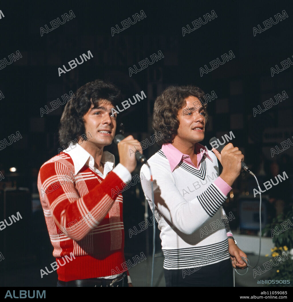 Phil & John, German pop duo consisting of Klaus Dieter Hill and Hans Lothar Odenthal, during a television appearance, Germany 1975.