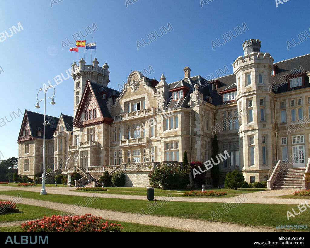 CANTABRIA. SANTANDER. Vista parcial del PALACIO DE LA MAGDALENA, construido por Javier GONZALEZ RIANCHO y Gonzalo BRINGAS entre 1909 y 1911 como regalo de la ciudad al rey Alfonso XIII y a su esposa Victoria Eugenia como residencia de verano. Actualmente es la Sede de la Universidad Internacional Menéndez y Pelayo. España.