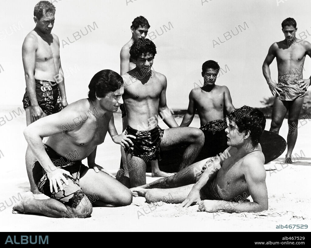 JEFF CHANDLER y LOUIS JOURDAN en AVE DEL PARAISO, 1951 (BIRD OF PARADISE), dirigida por DELMER DAVES. Copyright 20TH CENTURY FOX.