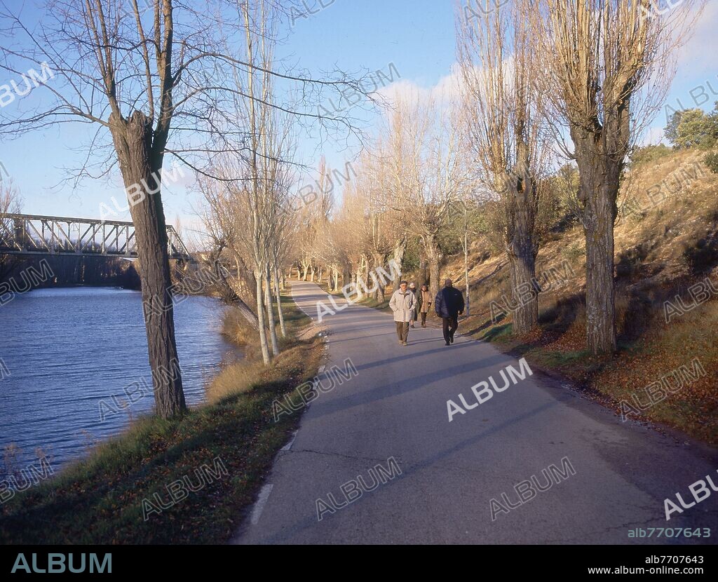 PASEO DEL POSTIGUILLO JUNTO AL RIO DUERO-QUE UNE SAN POLO Y SAN SATURIO-.