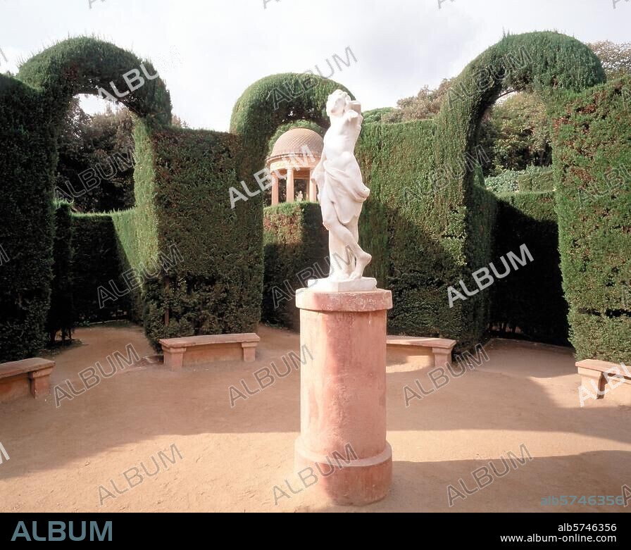 Barcelona, Laberint de Horta / Labyrinth im Zentrum Eros , hinten Danaes Pavillon Aufnahmeformat: 4,5 × 6 cm.