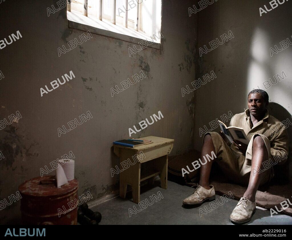 IDRIS ELBA en MANDELA: DEL MITO AL HOMBRE, 2013 (MANDELA: LONG WALK TO FREEDOM), dirigida por JUSTIN CHADWICK. Copyright DISTANT HORIZON.