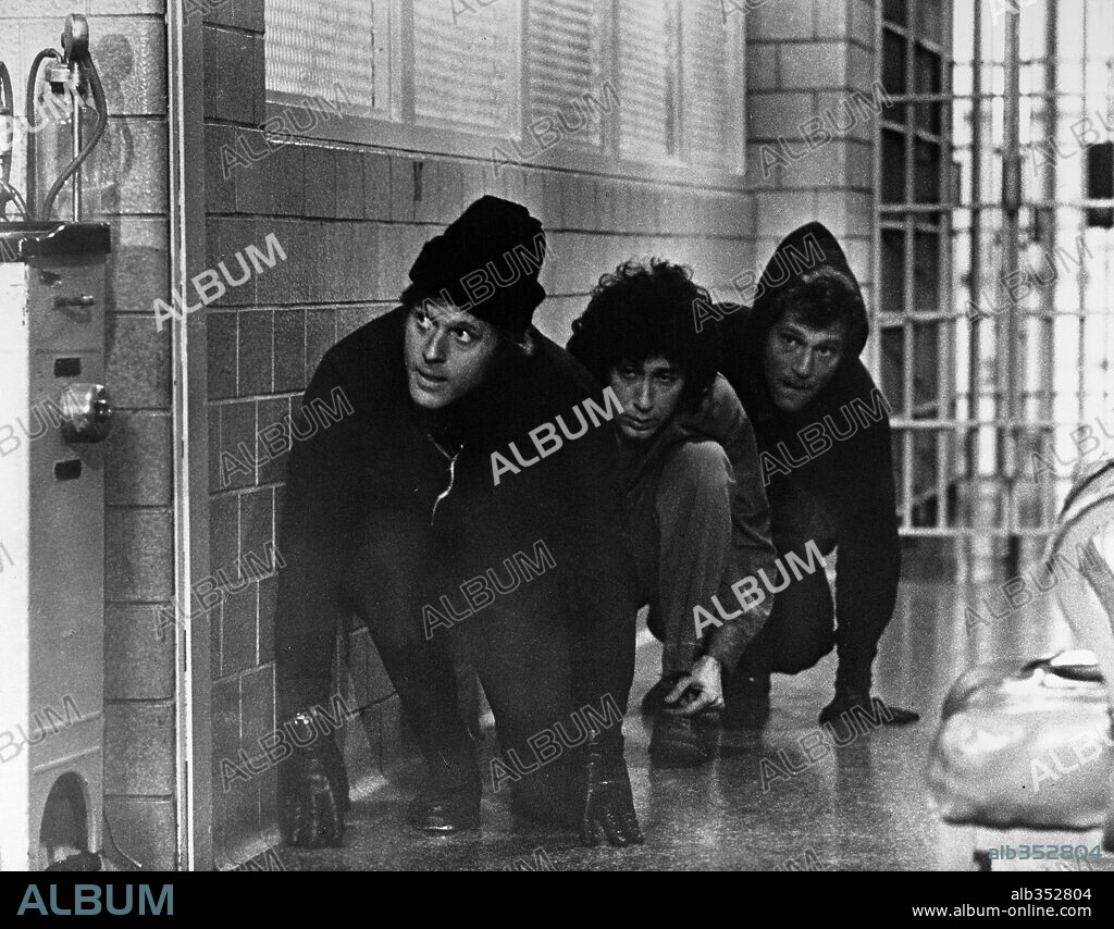 GEORGE SEGAL, PAUL SAND and ROBERT REDFORD in THE HOT ROCK, 1972, directed by PETER YATES. Copyright 20TH CENTURY FOX.