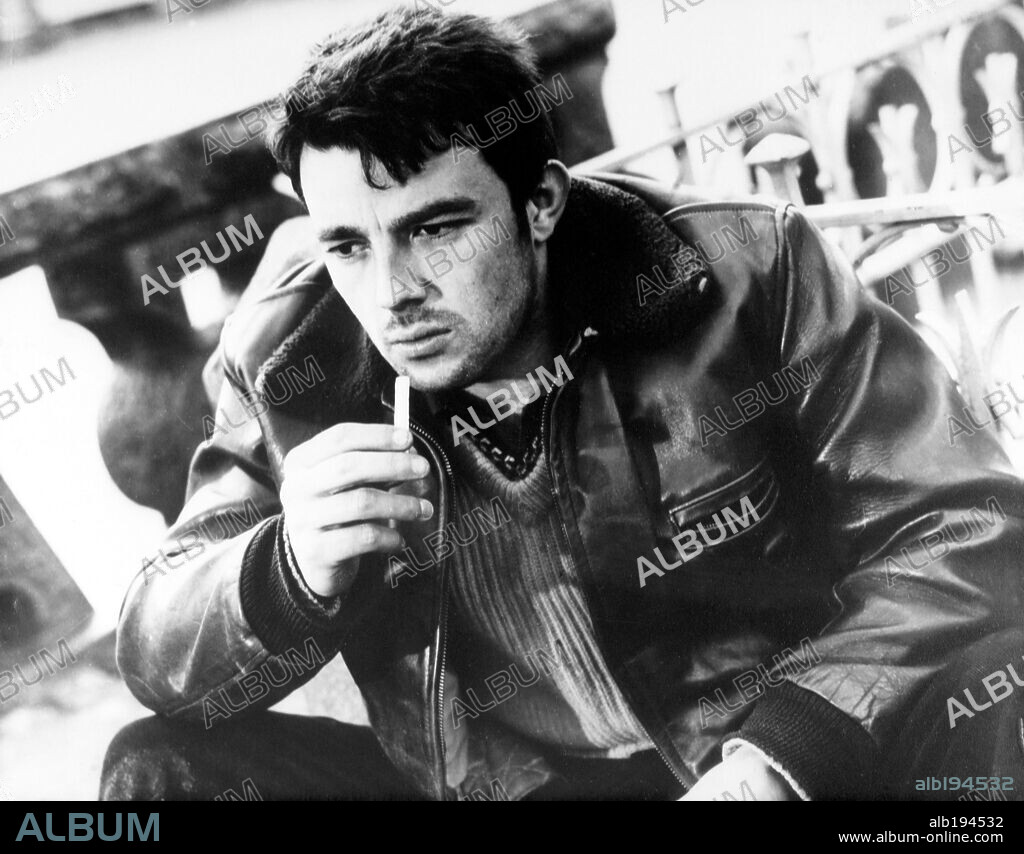 JEAN-CLAUDE BRIALY en EL BELLO SERGIO, 1958 (LE BEAU SERGE), dirigida por CLAUDE CHABROL. Copyright Ajym Films/Coopérative Générale du Cinéma Français.