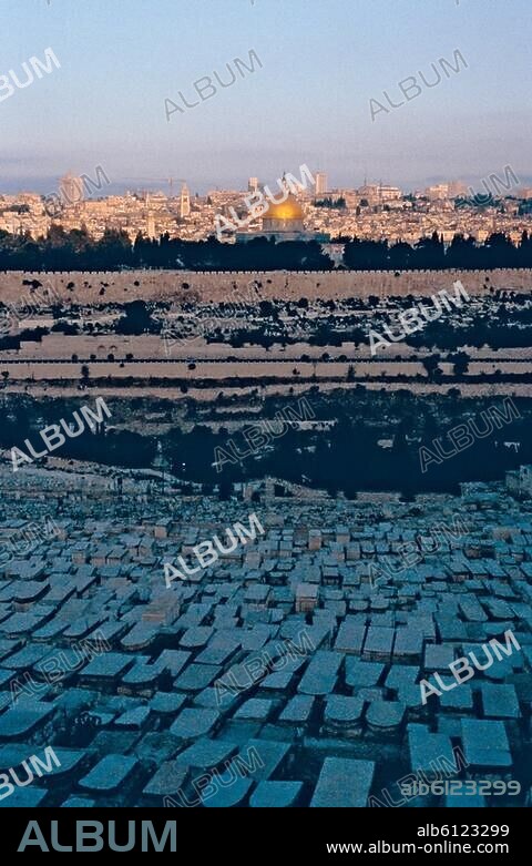 Jerusalem / Jeruschalajim (Israel), Ölberg / Har haSetim.-Jüdischer Friedhof auf dem Ölberg mit Blick über das Kidrontal auf den Tempelberg mit dem Felsendom und auf die Stadt Jerusalem.-Foto, undat.