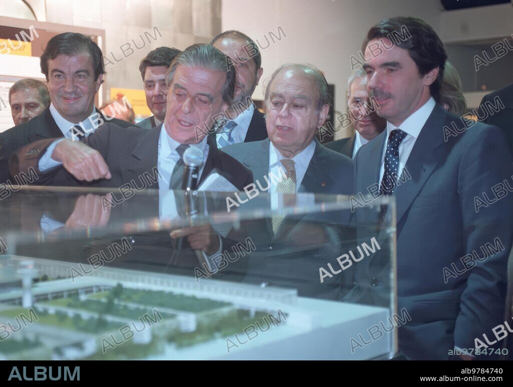 Barcelona 10/10/02.....Pujol y Aznar con Bofill ante la maqueta de la tercera pista del aeropuerto del Pratftos.Elena Carreras...Archdc.
