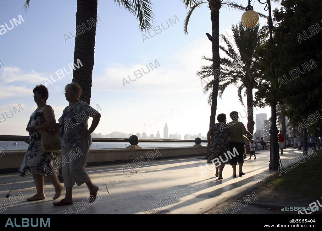 Benidorm; Paseo marítimo junto a la Playa de Poniente; los jubilados son asiduos visitantes de esta ciudad.