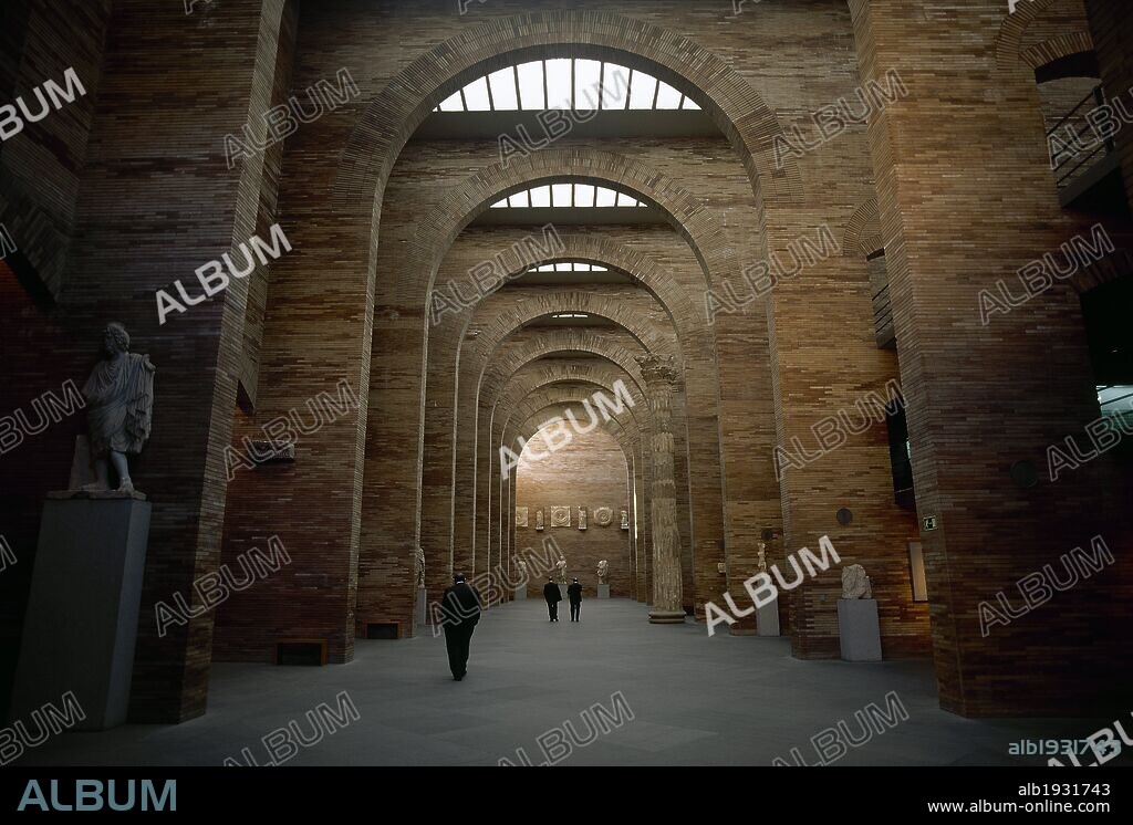 MUSEO NACIONAL DE ARTE ROMANO. Construido por el arquitecto español Rafael MONEO (n. Tudela,1937). Fue inaugurado el 19 de septiembre de 1986. Vista de una sala. MERIDA. Provincia de Badajoz. Extremadura. España.