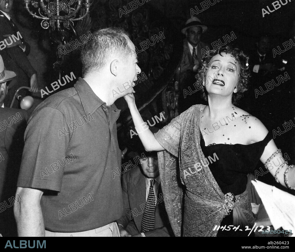 BILLY WILDER y GLORIA SWANSON en EL CREPÚSCULO DE LOS DIOSES, 1950 (SUNSET BLVD.), dirigida por BILLY WILDER. Copyright PARAMOUNT PICTURES.