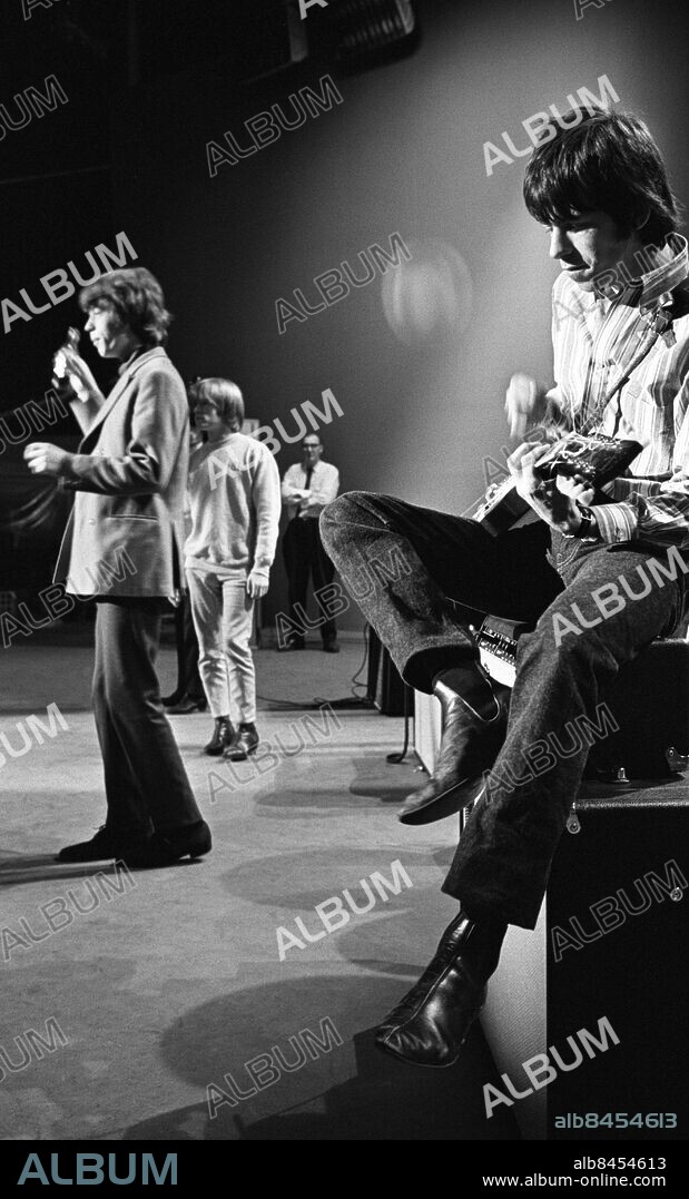 STOCKHOLM 1965-04.. THE ROLLING STONES I SVERIGE 1965. Gruppen gjorde tre spelningar i Kungliga Tennishallen i Stockholm 1-2 april och enligt uppgift gjordes även en tv-inspelning på Cirkus den 3 april 1965. Repetitioner Gitarrer persons: BRIAN JONES;MICK JAGGER;KEITH RICHARDS sites: STOCKHOLM;SVERIGE;STORBRITANNIEN*.