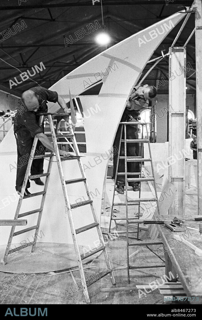 STOCKHOLM 1960-10-05.. ANIARA. Opera i TV av Karl-Birger Blomdahl efter Harry Martinsons versepos i bearbetning av Erik Lindegren. Producent: Arne Arnbom.. Sänt första gången 1960-10-23.. Ny dekor har gjorts i TV:s verkstäder och ateljéer inför TV-sändningen av Aniara på Cirkus i Stockholm.. Foto: Bertil S-son Åberg / RiR / SVT / Kod: 5600. Reportage publ. i RiR 43/60 sid 18.. RiR 15673 sv/v neg. Scenografi.