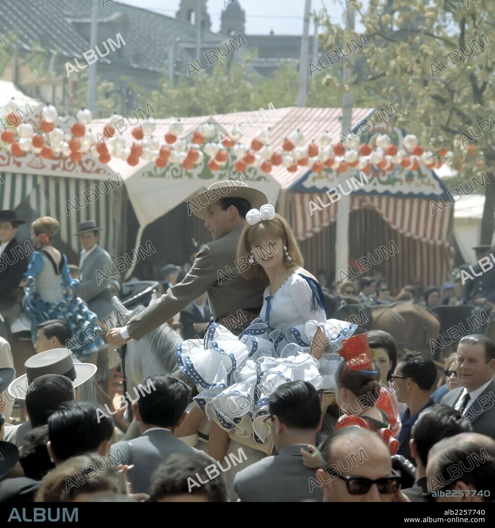 CANTANTE Y ACTRIZ ESPAÑOLA. MALAGA 1948-. LA ACTRIZ Y CANTANTE PEPA FLORES " MARISOL " EN LA FERIA DE ABRIL.