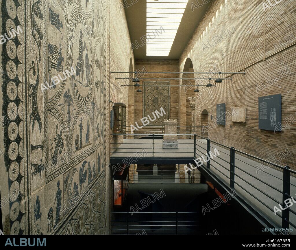 RAFAEL MONEO. VISTA DEL INTERIOR CON PASILLO FLOTANTE-MOSAICO.