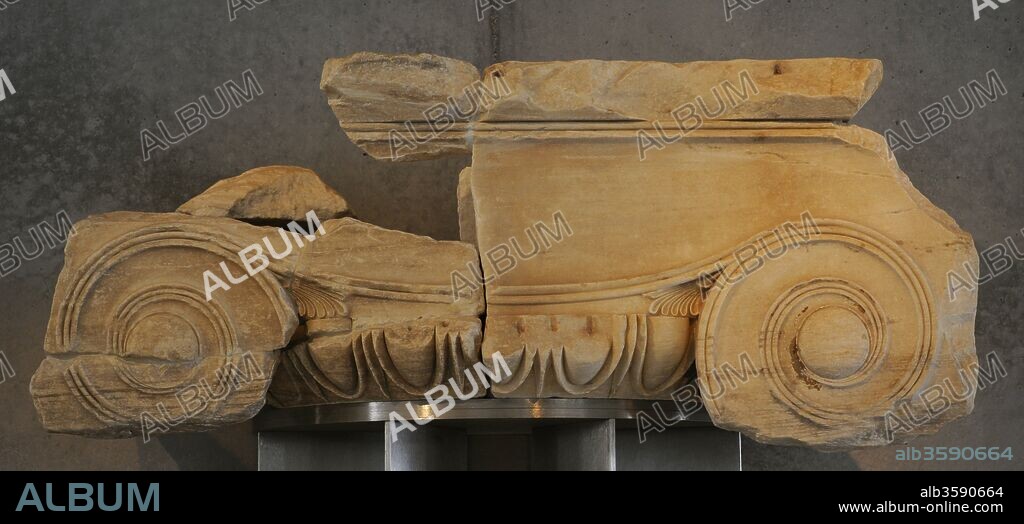 Arte griego. Propileos, entrada monumental de la Acrópolis de Atenas, proyectado por el arquitecto Mnesicles. Uno de los seis capitels jónicos del pórtico exterior.437-432 a.C. Mármol pentélico. Museo de la Acrópolis (Acropolis Museum). Atenas. Grecia.