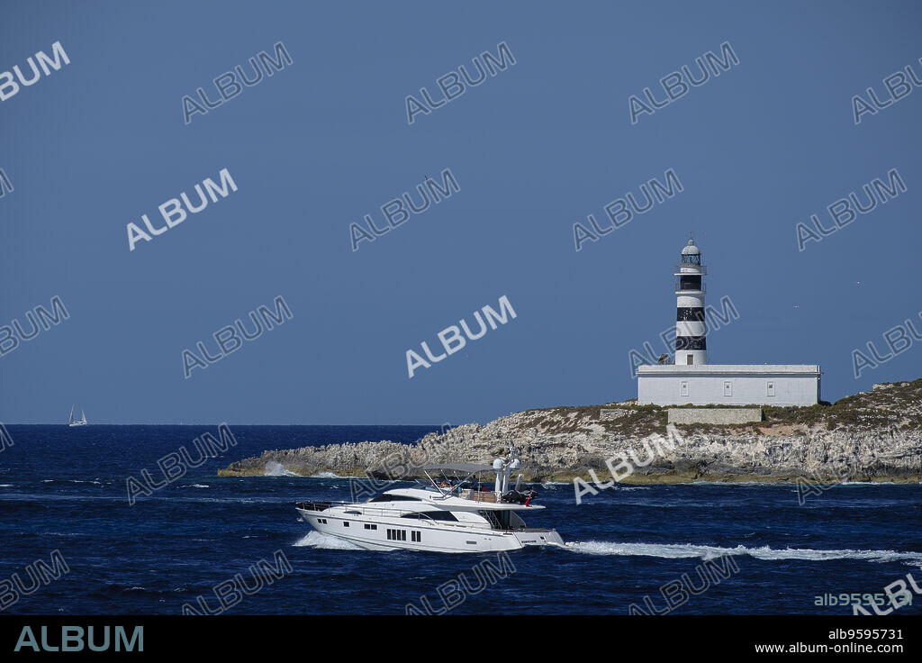 faro des Penjats, construido por la administración pública entre 1854 y 1856, isla de Es Penjats, es Freus, reserva marina del parque natural de Ses Salines, Ibiza, balearic islands, Spain.