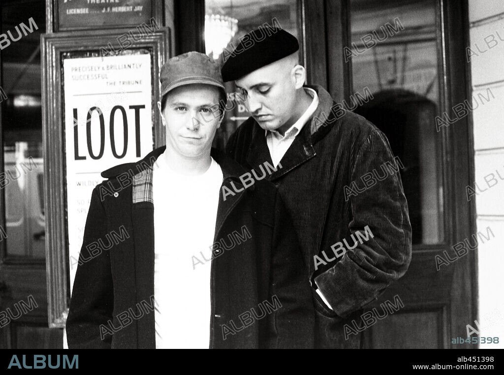 ALFRED MOLINA y GARY OLDMAN en ÁBRETE DE OREJAS, 1987 (PRICK UP YOUR EARS), dirigida por STEPHEN FREARS. Copyright VIRGIN FILMS.