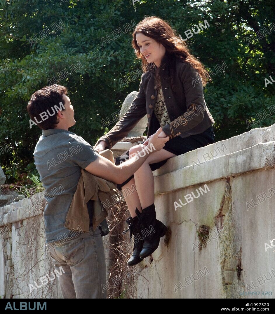 ALDEN EHRENREICH and ALICE ENGLERT in BEAUTIFUL CREATURES, 2013, directed by RICHARD LAGRAVENESE. Copyright WARNER BROS.