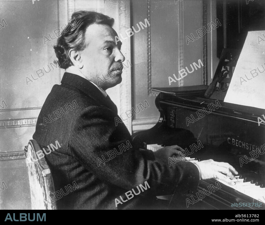 Respighi, Ottorino ; compositeur italien ; Bologne 9.7.1879. - Rome 18.4.1936. Ottorino Respighi au piano.