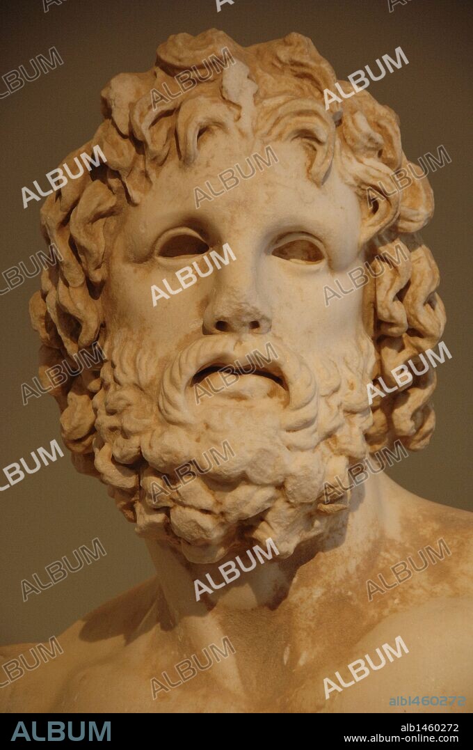 ARTE GRIEGO. GRECIA. Busto de ASCLEPIOS en mármol pentélico. Copia del s. II a. C. que reproduce la estatua de Asclepios que Scopas esculpió entre los años 350-300 a. C. Hallada en Mounichia, en el Santuario de Asclepios en el Pireo. Museo Arqueológico Nacional. Atenas. Grecia.