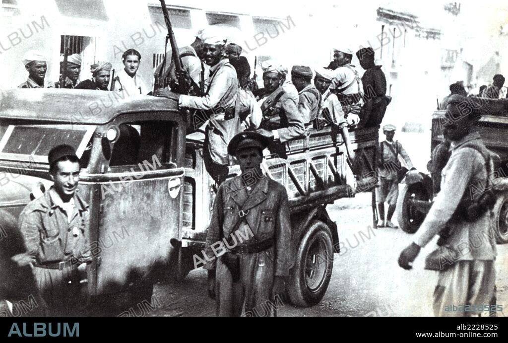 Guerra civil española (1936-1939). Zona nacional. Camiones con tropas marroquíes entrando en Sevilla.